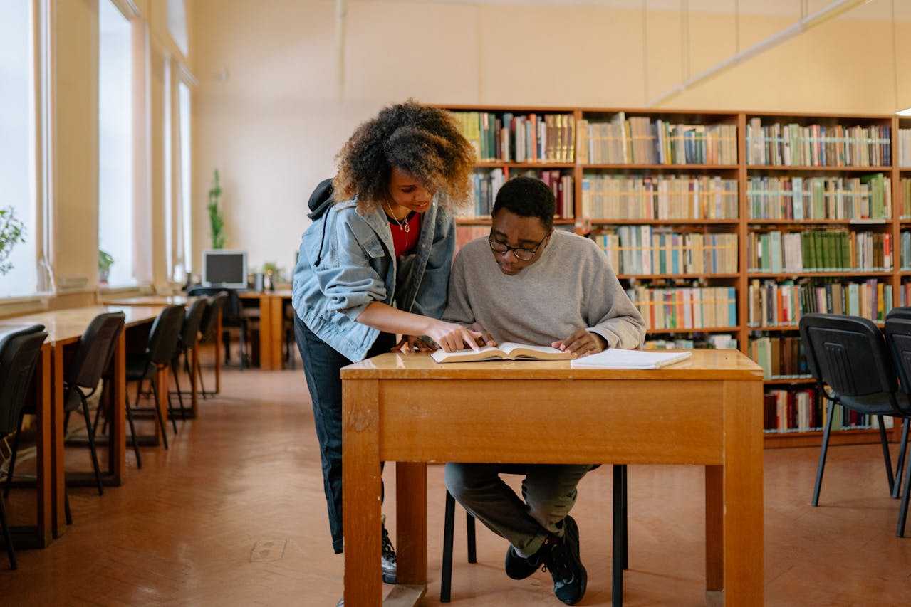 Students in library studying together